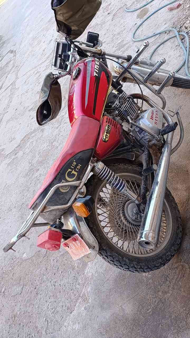 دراجة سيفان نظيفة جدا محرك فول برغي ما مفتوح السعر 500 بي مجال مكاني مندلي 
‏‪0780 020 7728‬‏
