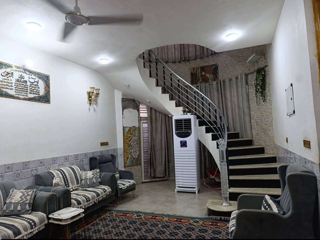 🏠 دار للبيع –📍 الموقع: الديوانية  الإسكان القديم

مجمع السبطين الجدي بشارع مركز النهضة – مقابل 
 
 📐مطلوب اسكان 50

تسديد الشهري 300 (ملاحظه تغيير كفيل مباشر)

📐 المساحة: 135 متر

📄 الطابو: صرف

 📐 البيت ركن وبناء جديد

🔹 تفاصيل الدار:

✅ طابقين – بناء كونكريت 
✅ الكهرباء غير مطلوبة (بوري)
✨ تفاصيل البيت:
✅ الطابق الأول:
✅غرفة نوم
✅ داخلها حمام،
✅ صالة، 
✅مطبخ،
✅ براني كبير، 
✅حمام وصحيات خارجية، وتواليت ثاني بالمنور الخلفي
✅ الطابق الثاني:
✅3 غرف
✅غرفتين كبار وغرفة وسط
✅وإحدى الغرف بيها حمام
✅ البيت متعوب عليه ومستخدم بيه أجود أنواع السيراميك
🚰 المنطقة مبلطة جديدة وتأهيل ماء ومجاري جديد و إنارة للشوارع 
✅ موقع مميز 
✅ نظام كاميرات مراقبة
✅ سنة البناء: 2023
~~~~~~~~~~~~~
#متابعة_الصفحة
#نستقبل_جميع_عروضكم
———————————————————
🔺#للاستفسار الاتصال ع الارقام
‪***********‬‏📲 

  او مراسله واتساب +964 770 986 0830 📲  
—————————————————————
او زيارة مكتبنا من الساعة 3 الظهر الى 8 مساء 
🔺العنوان:- مكتب بلجيبه 
🔺حي سايدين جامع الرضا بلجيبه يم مدرسه الفجر
