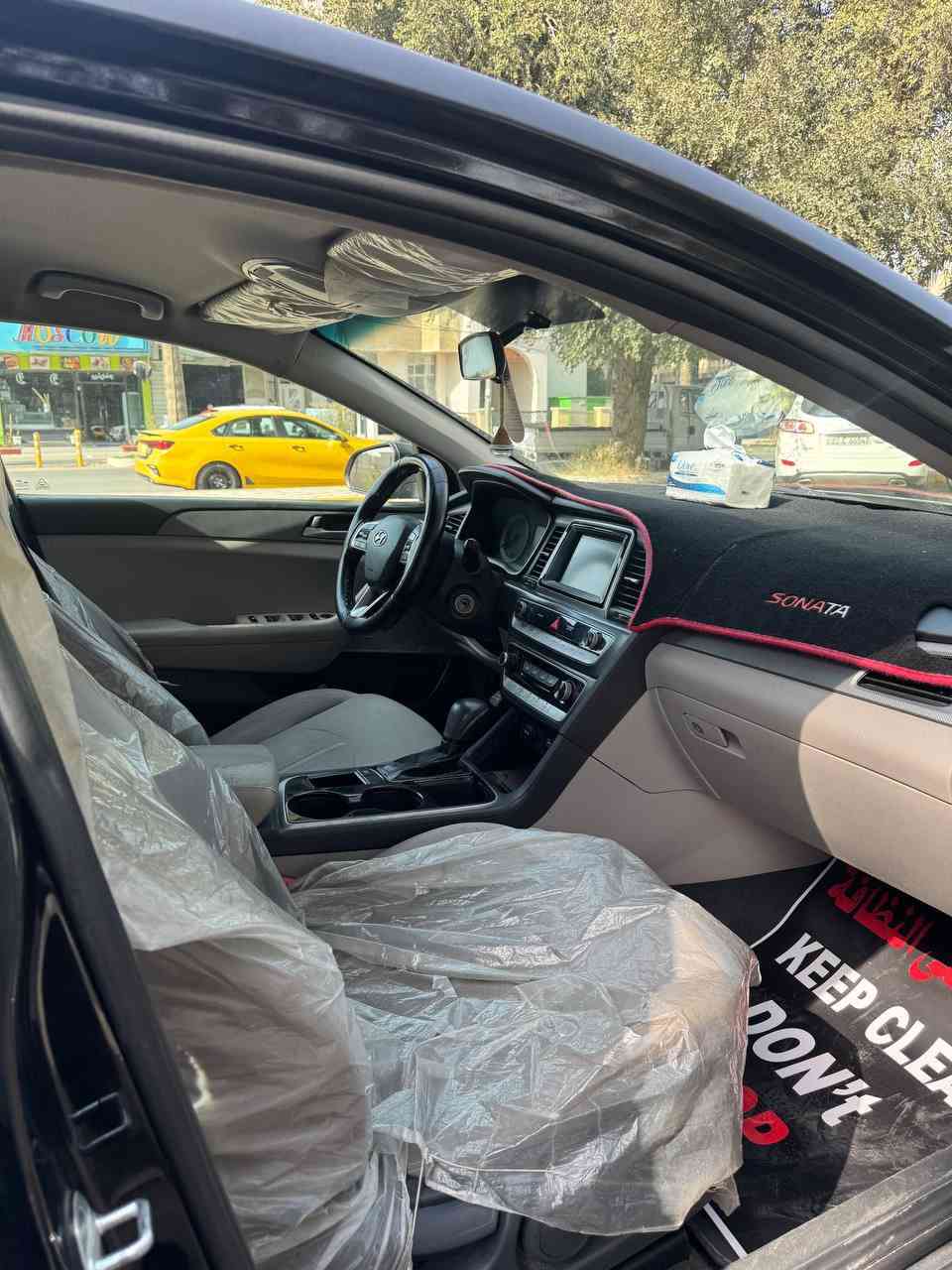 السلام عليكم
سوناتا 2018 وارد امريكي 2.4 GDI 
رقم بغداد تحويل مباشر 
محرك وكير كفاله 
المواصفات العاديه 
تدفئه تبريد . 
تحكمات مقهود شاشه كار بلي 
كراسي مخمل 
 حساس نقطه عمياء ويا الاشاره 
ويل حجم 17 
ماشيه 102 ميل 

السياره نقصها بطاين جملغات اماميه وبيها ملاحظات بسيطه مبينه بالصور 

حادث من امريكا بنيد وجاملغ عكس السايق 
وهنا بالعراق صارت بيها ضربه نصبغت جهة السايق 
يعني السياره 6 قطع صبغ  صور الحادث موجوده وصور السونار موجوده 
السعر 118 وبي مجال 
عنوان بغداد الكرخ 
***********
***********
