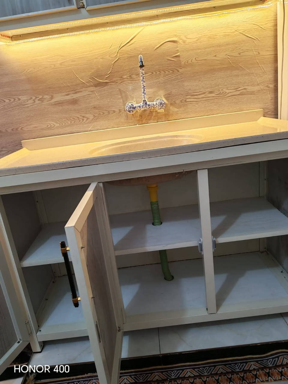 كاونتر نظيف قطعتين سنك مرمر سعره160 وبي مجال بسيط 
كوت حي الحكيم 

***********
