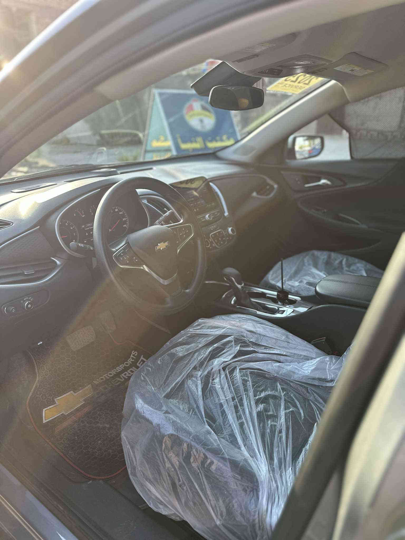 شيفرولية ماليبو LT موديل 2025 زيرو بعدهي 
#الضرر :موضح بالمنشور بس البنيد مبدل ومصبوغ كله مصلح وشغل درجه اولى 
#الرقم : بغداد دولي حره مدفوع گمرگ 

#المواصفات :

▪️السيارة : شيفرولية ماليبو 
▪️المحرك : 1.5L توربو (اربعة سلندر)
▪️حجم الويل : ويل كب حجم 18
▪️بصمات عدد 2 للأبواب مع بصمة جنطة وبصمة تشغيل وتشغيل عن بعد
▪️لايتات اصفر مع كشافات دعامية LED
▪️سايد بريك دگمة
▪️شاشة الدشبول حجم كبير ( ايباد )
▪️كامرة خلفية دوارة اصل مع الستيرن
▪️كشنات السيارة مخمل اسود 
▪️تدفئة لكشنات المقدمة
▪️تحكم فول كهرباء لكرسي السائق
▪️قطعتين تبريد امامي وخلفي
▪️ تشغيل عن بعد
▪️جنطة كهرباء
▪️سستم صوت 
▪️تحكم ستيرن جهتين بلوتوث وحاكية وكروس سرعة وتحكم صوت 
▪️نظام ABS مانع انزلاق
▪️السيارة جديدة وبوضع الشركة.

السعر المطلوب :148ورقة مع المجال
 
الاتصال على : *********** 
مراوس حسب نوع السياره
