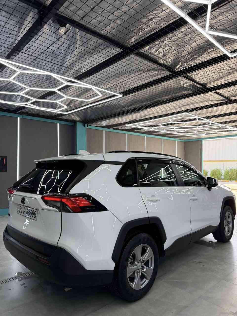تويتا راف فور 
موديل 2024 
مواصفات فول XLE AWD
عداد إلكتروني 
شاشه كبيره كار بلي 
رادار جانبي 
رادار امامي 
كاميره 
سلايد 
تحكمات استيرن 
كشنات كهربائي 
صندوق شفط كهربائي 
تشغيل عن بعد 
بصمه
لايتات ليد بيلاد زينون
سياره بيها بعد هواي مواصفات
سياره قطره صبغ ما بيها فقط بيها اربع مكانات بارد
بيها شواصي امامي خلفي  
بدون أرباك سياره كلها بلاد 
رقم شاصي ناشرها بل صور موجود حتى سونار ناشره 
ماشيه 16 الف سياره 
رقم سنويه كلها جديد باسمي شرط تحويل وكاله غرامه كلشي شرط 
گير محرك كلها كلها شرط ما ملعوب 
مكان سياره كركوك 
سعرها 238 وبيها  مجال بسيط 
***********
