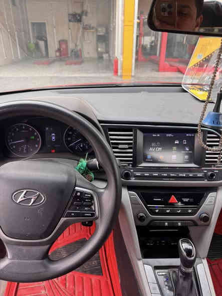 السلام عليكم عندي النترا 2018 
رقم بغداد ب اسمي تحويل ثاني يوم سنويه لل 2030 
حادثهه جاملغ وبنيد يعني صبغ قطعتين فقط باقي السياره بدون صبغ السياره نص فول شاشه جبيره انضمه قياده رادار مري  داخل لونين. ماشيه 86 m  محرك الفين دوش مكينه وكيره كفاله برغي ما مفتوح بيهه السعر المطلوب 122 ورقه وبيها مجال رقم الهاتف ***********
