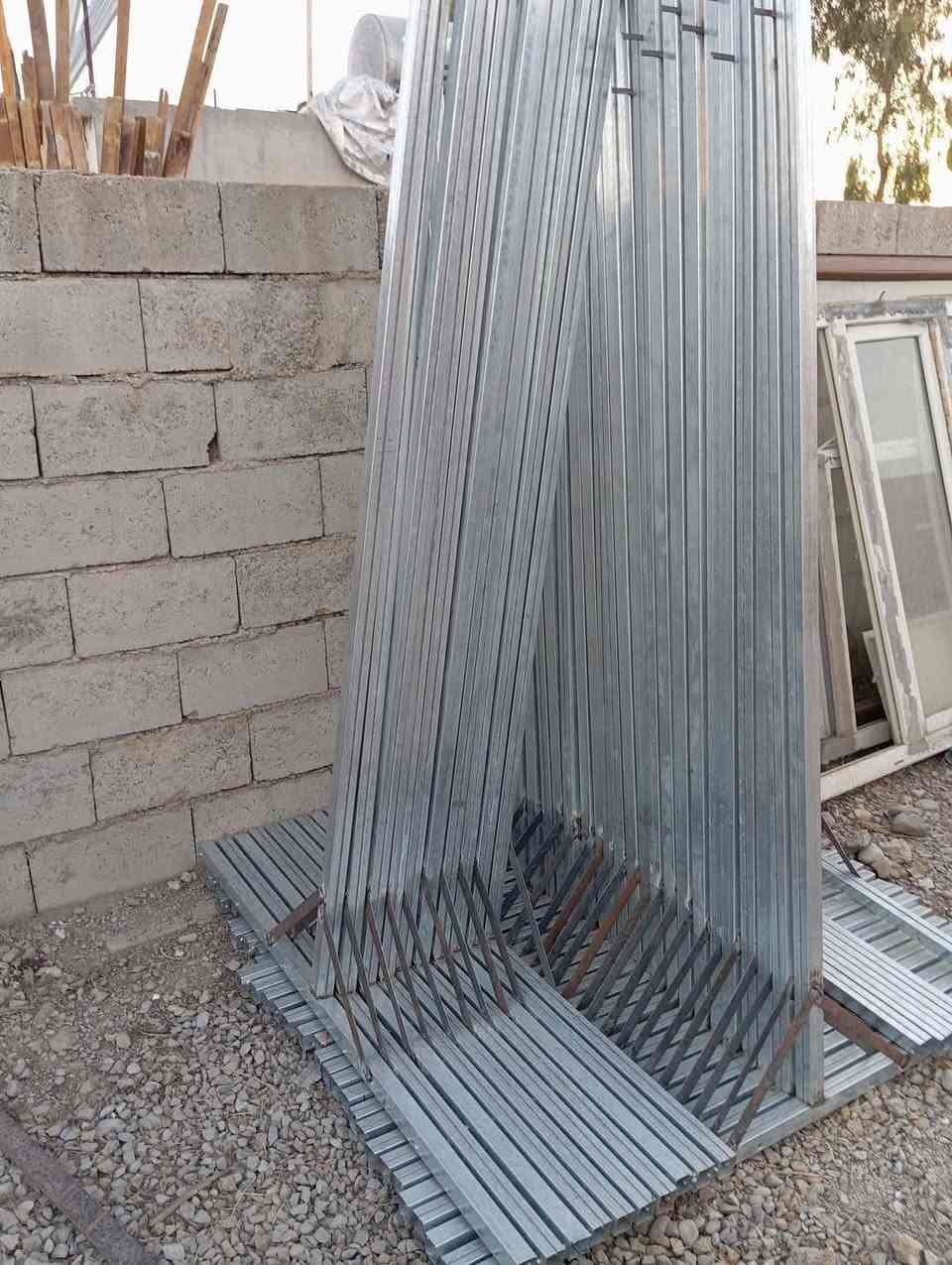 ئاسن فرۆشی سەرباز  بۆفرۆشتنی حەرفTبۆکەپری مێو١٥٠سم پان٢م بەرز جوتی١٣هەزار گەیاندن هەیەناونیشان چوارقوڕنە***********_***********
