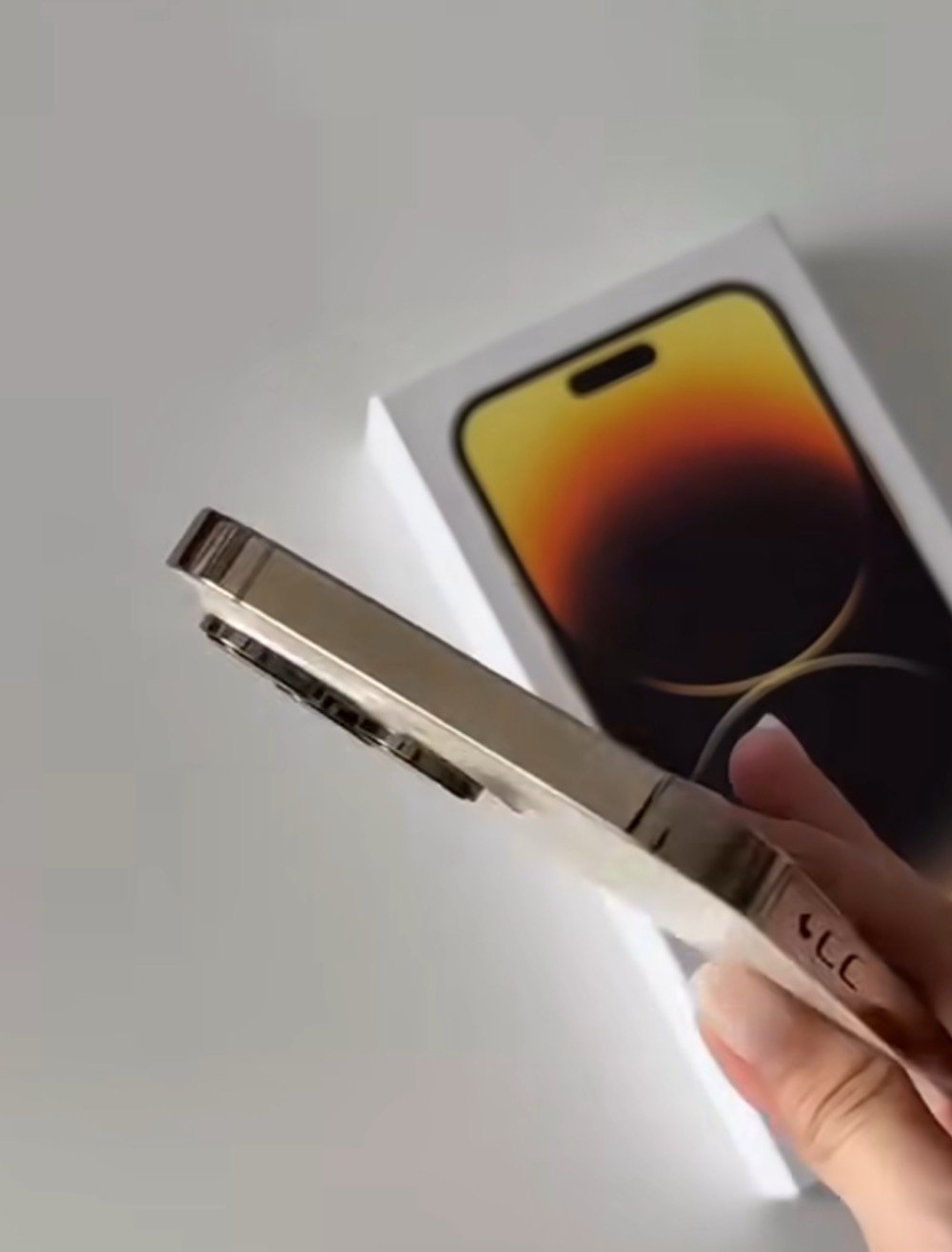 ايفون 14 برو ماكس 
ذاكرة 256 بطارية 83‎%‎ 
استخدام شخصي نضيف جداً 
وياه كارتونه وكيبل وبي لزكة جديدة وكڤر ماكسيڤ الأصلي مو الشفاف 
مكاني بغداد ، الشعلة 