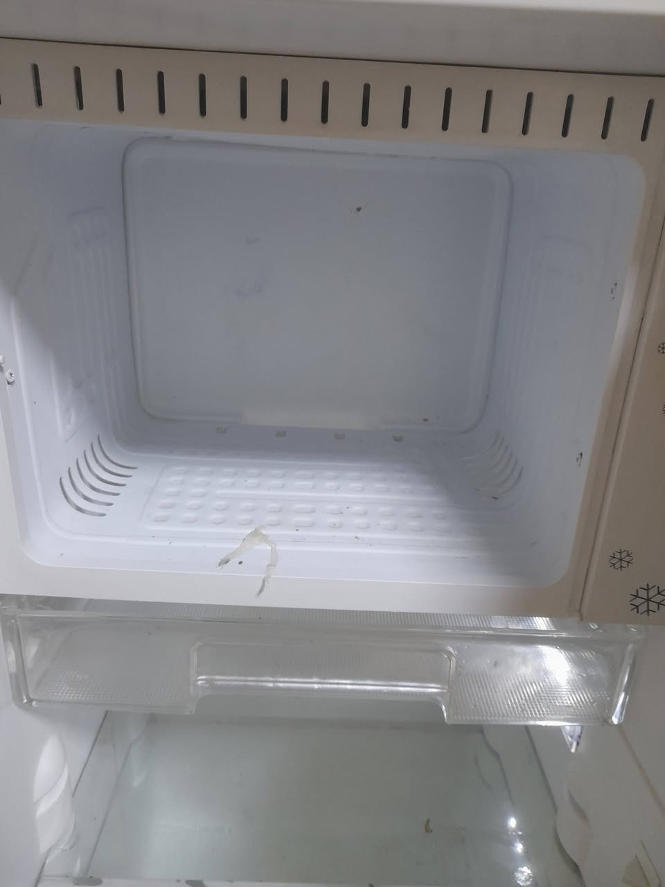 ثلاجة للبيع جديدة بمعنه الكلمه ونضيفه وكلها تثلج سعرها200وبيها مجال
***********
