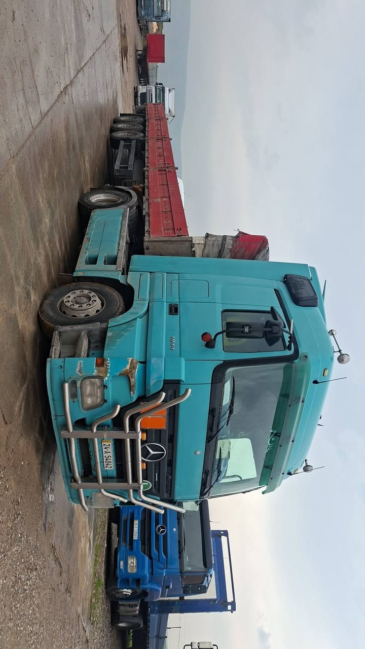 بسم الله الرحمن الرحيم 
مارسدس اكتروز تاك ويل دبل قماره تريله فلات جوانب متحريكه  تاك تاير بالون 42 طن 
موديل .2006. حجم محرك  18.44
مواصفات . تبريد . تايدر 5 طقات . ثلاجه داخل كير كلاج محور قصير كاسيحه زعانف اسبايدرات ابلاد 
عربانه . شميتز جوانب . مجموعه . دسك بريك دنكيل رفاع دسك خارجي شاصي كفرنايس بدون كسر بدون فطر 
كير محرك اكسن شاصي صبغ مكفول كفاله عامه شرط 
السعر  365 معا مجال 
 رقم سنويه جديد تحويل مباشر . رقم دهوك 
عنوان معرض هوار طريق دهوك موصل جمبور عميريه 
***********
***********
***********
