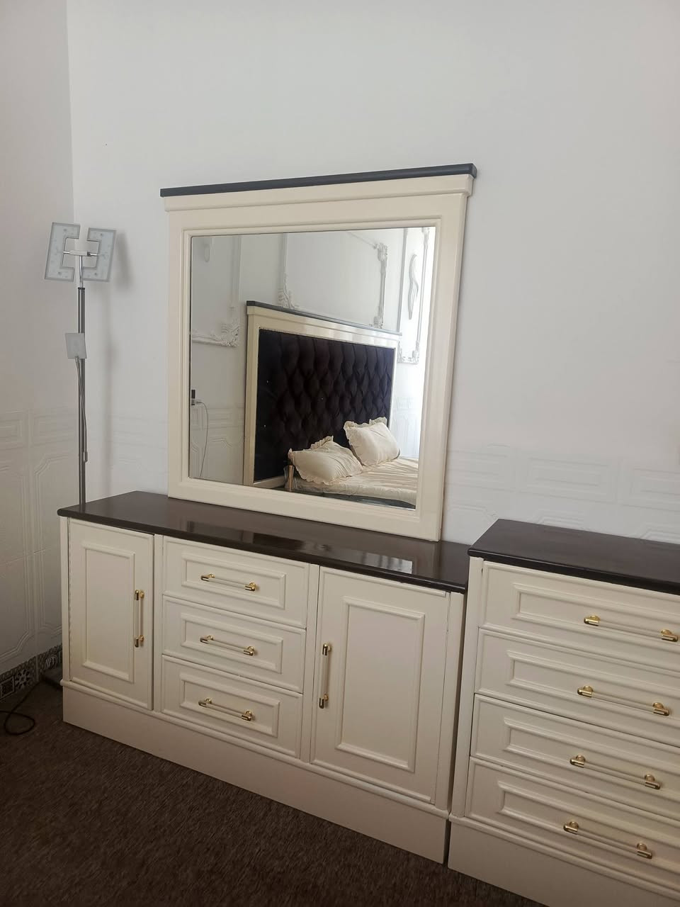 بيع مستعجل 
متوفر غرفه نوم خشب عراقي درجة اولى 
نوع مودرن ايطالي جديده الغرفه صارلها سبوع من جابها النجار بسعر مناسب واتساب ***********  ابو صخير
