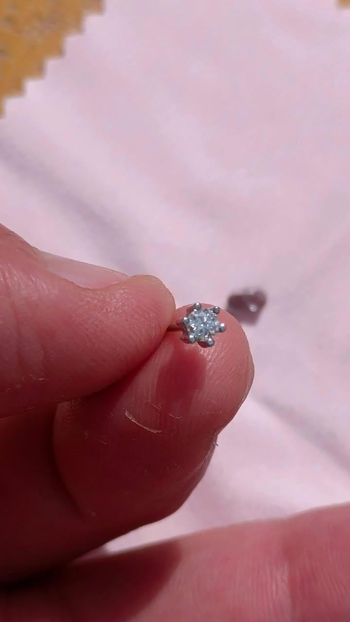 زوجين تراجي موسنات مع كارت مختومات قفل وتراجي 925 الماس الموسنايت يم اعلئ سعر


**إذا كنت صاحب هذا الإعلان وتريد حذفه لأي سبب، رجاءا أرسل رسالة إلى الدعم الفني**