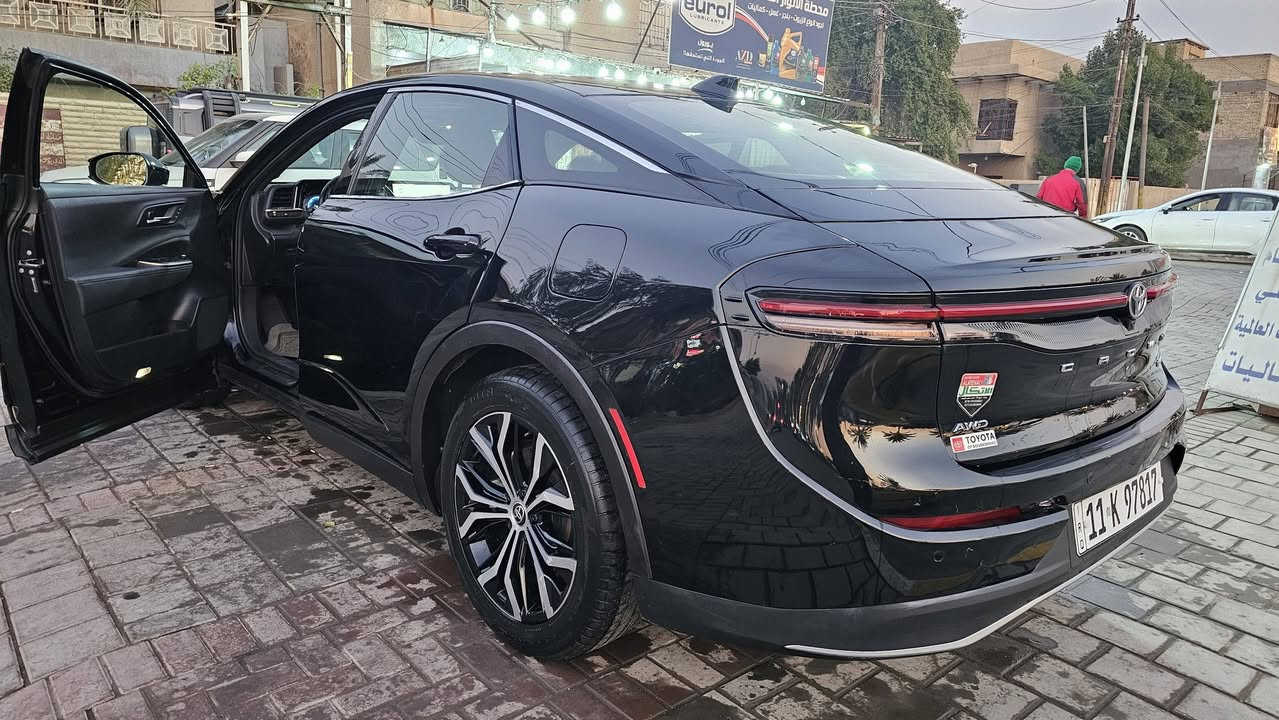 السلام عليكم  تويوتا كراون  لمتد بانوراما فول موصفات  هايبرد  ماشي ١٦ الف . بجم كبس  صبغ بس بوب  وجاملغ  لون   رقم بغداد بسمي.  ب٢٤٠.  و بيها مجال.  ***********
