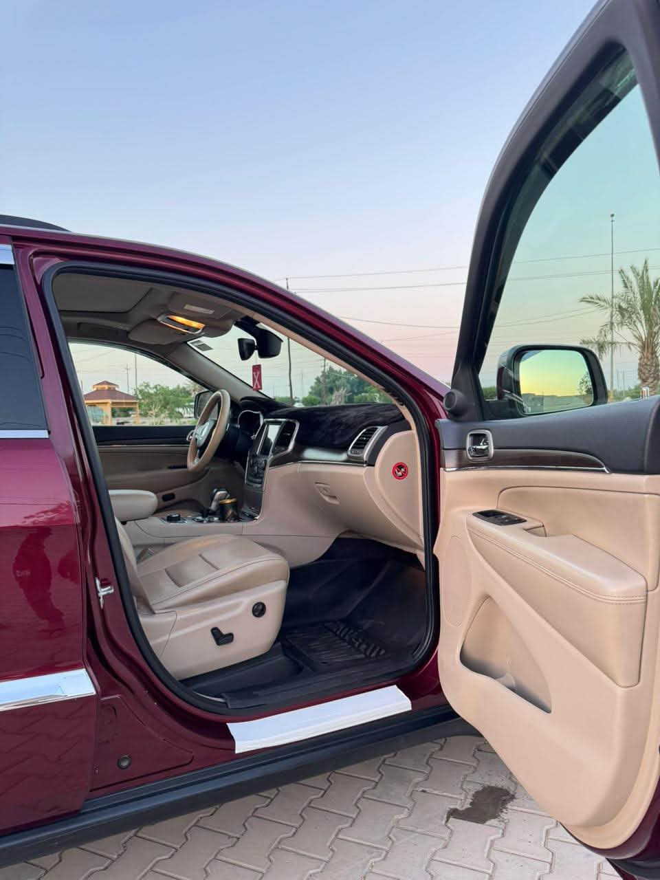 السلام عليكم jeep موديل 2017 خليجي وكاله القلم لمتد بلاس 3 شاشات ماشيه 62 الف كم بسمي تحويل مباشر بعدهة ع وضع الشركة كفاله عامه عدا صبغ واضح بالصور 
الموصفات لمتد بلاس 
3 شاشات كشن خزن 
جلد بانوراما 12 سماعه 
كشنات كهربائيه خزن سيارة كارتون كله ع الشركة ممفتوح بيهة اي شي  سعرهة 238 مكاني واسط قضاء الحي 
***********
***********
