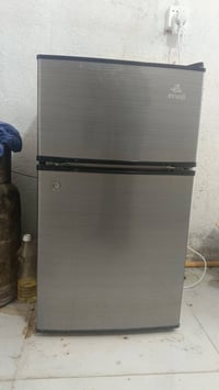 ثلاجه جديده صغيره ستعمال شهر فقط سعره 75 الف يجي ويا جهاز حمايه شركه ا...