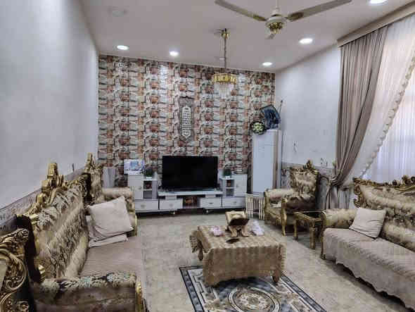 السلام عليكم
للبيع بيت ١٥٠م طابو سند ٢٥ تحويل الكوت الجديده شارع القوس وجه شارع بغداد قرب مدرسة الأبرار الأهلية شارع ١٠م مي وكهرباء كله جديد
استقبال وصالة ومطبخ وغرفة نوم نظام سويت
وصحيات خارجية وطرمه... وبيه درج خارجي نظام مشتمل
وبيه بالركن محل 
بناء حديث درجة أولى على أيدي يباع مع الأثاث او بدون
للإستفسار ***********
