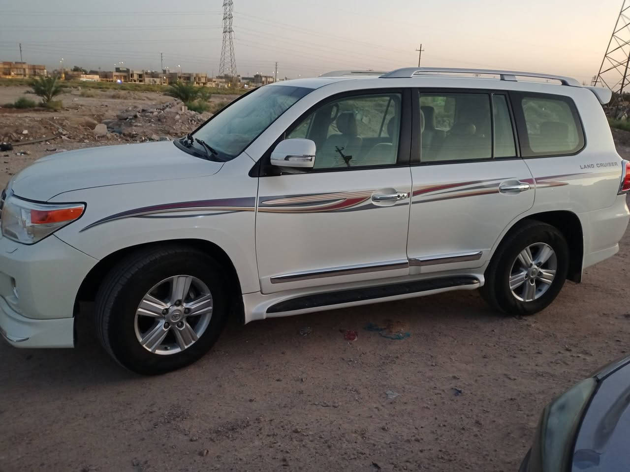 السلام عليكم للبيع لاندكروز 13محد 15بريم بدون حادث فقط رصعه بلباب الخلفي السعر 360 وبيها مجال قليل الإستفسار الاتصال بلرقم***********
