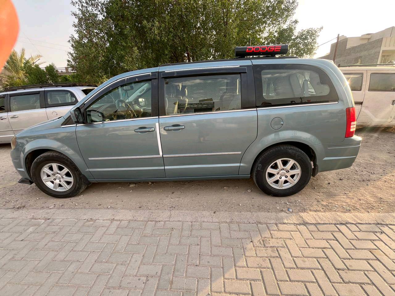 السلام عليكم دوج كرفان كرايسلر ٢٠١٠ مصبوغ حزام ما عدا البنيد السياره حادثه جاملغ السايق كير ودينه خير من الله السياره استخدام شخصي نضيفه جدا صدر أمامي خلفي تخم تاير ضفيره عقل كلهن جدد 
مكينه ٣٨٠٠.     ٦سلندر
***********