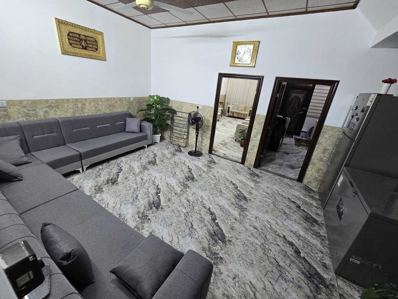 سلام عليكم
دار للبيع طابقين كامل فوك وجوه نفس تصميم
مساحة 120 متر طابو عنوان داره كناره قرب الحديقه
البيت بناء جديد فول سيراميك + سقف ثانوي كامل 
الطابق الاول :
استقبال + هول داخلي + غرفة نوم 
صحيات داخلي وخارجي + مطبخ حار و بارد 
الطابق الثاني :
استقبال + هول داخلي + مطبخ + غرفة نوم + صحيات 

السعر 93 مليون وبي مجال بسيط 
للاستفسار ***********
