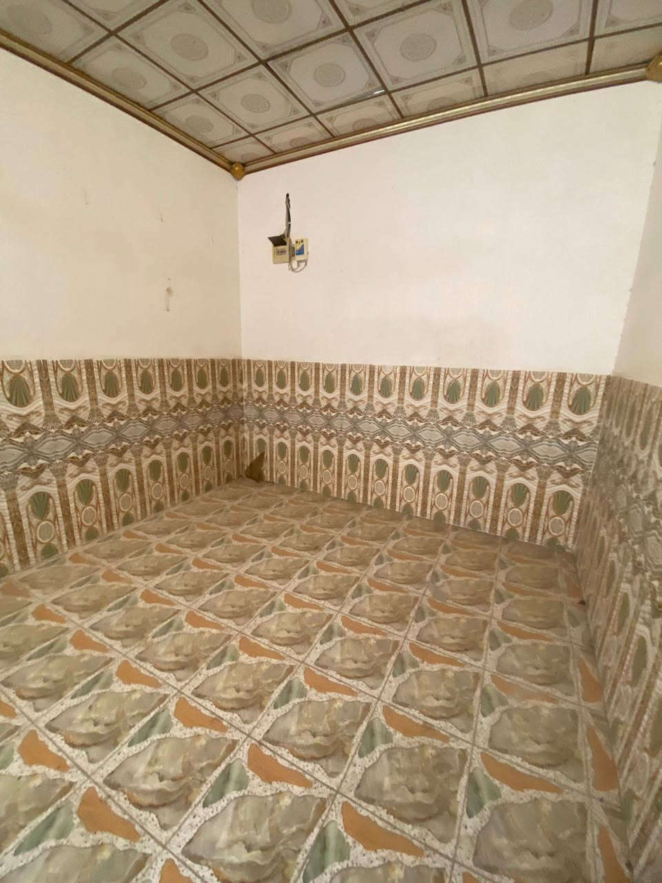 بيت للايجار /المساحه 200 م /طابقين
4 غرف نوم 

 /الموقع /حله /شارع 80 جهه كربلاء مقابيل شارع الحسينيه خلف عيادة دكتور ضرغام 

سعر الايجار 450 وبيه مجال 
للاستفسار الاتصال على الرقم ***********
