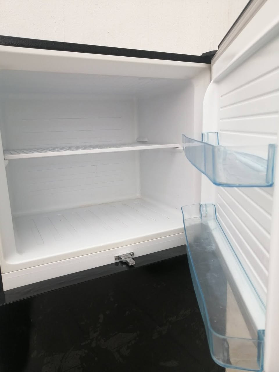 ثلاجة للبيع نظيف حييل فقط بيها كسر داخلي والسعر 175 عنوان كركوك منطقة ال55 تواصل رقم الهاتف ***********
