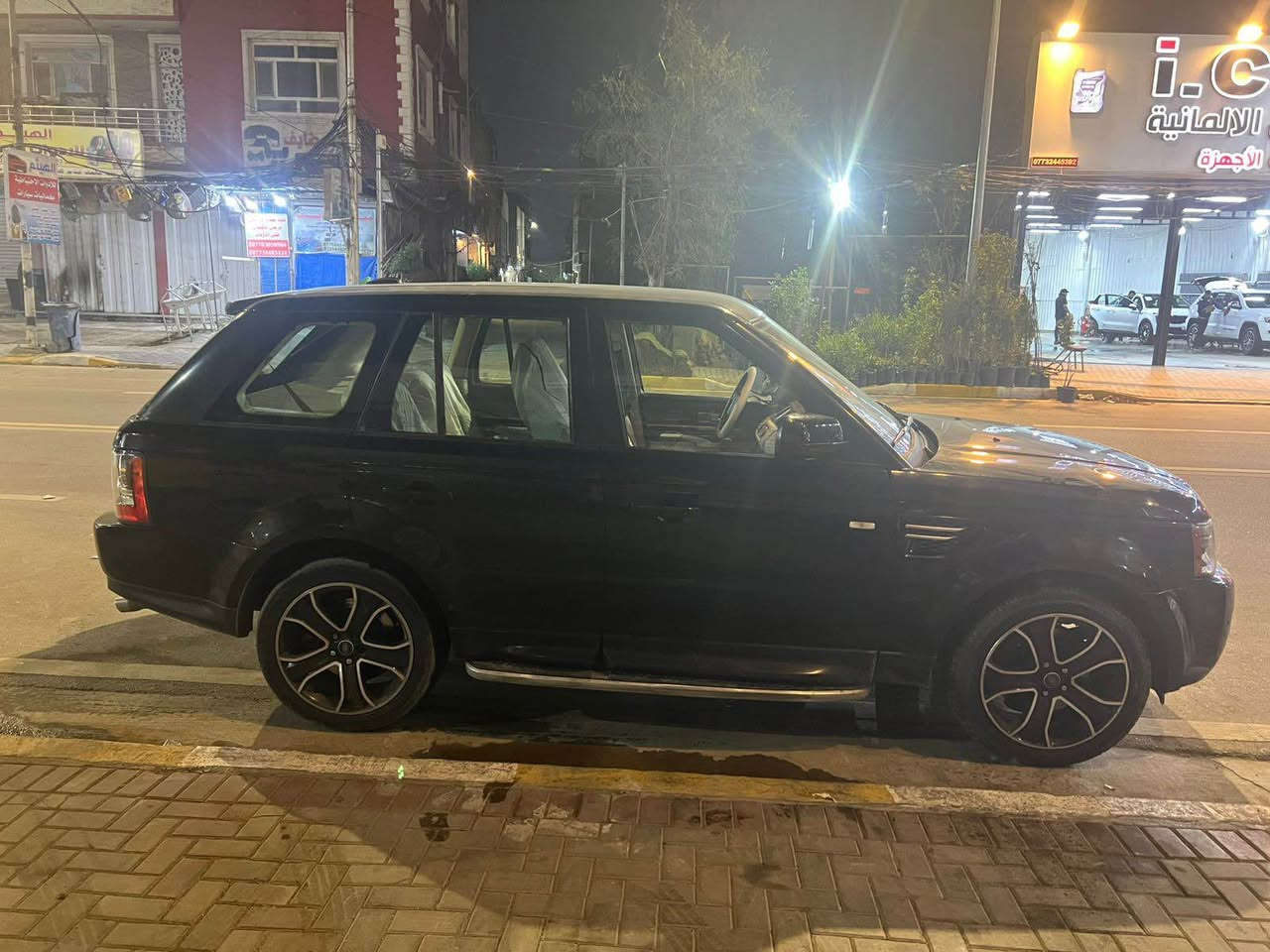 سلام عليكم رانج روفر ٢٠١٠ السياره لا ضربه ولا صبغ  مكينه وكير  لكزز  مكينه بل جيس كهربايا بل جيس الصياره كيرهة كام سويته ب ٤٠٠ الف سافترت وعفتهة شهر ونص ورجعت هم مينمر ابيعلك بيه كير مكان السيارهة الاعضميه للبيع ب ٧٢ وبيه مجال بصيط بيع سريع  تويله و وكاله  *********** بغداد, العراق
