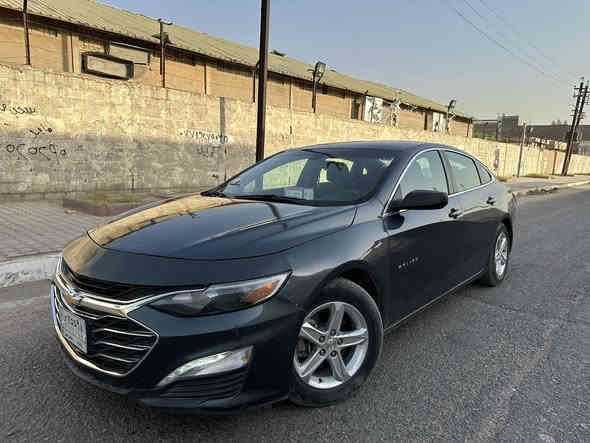 🚗 للبيع: شيفروليه Malibu ماليبو LS موديل 2021
📍 مكان السيارة: بغداد - العرصات نهاراً / الأعظمية ليلاً 
📞 للتواصل: ***********
💰 السعر: 122 ورقة – قابل للتفاوض ( بيع او مراوس ببلايزر فقط)
📊 المسافة المقطوعة: 85,000 كم
🛠️ المحرك: 4 سلندر – 1.5 لتر تيربو

⚙️ المواصفات (فئة LS):
• تشغيل بزر (Push Start)
• شاشة وسطية 8 إنش تدعم Apple CarPlay وAndroid Auto
• بلوتوث وتحكم من المقود
• كاميرا خلفية
• نظام مراقبة ضغط الإطارات (TPMS)
• تبريد ثلج
• نظام الثبات الإلكتروني (ESC) + مانع انزلاق

⚠️ الضرر:
• حادث جاملغ وبنيد وطعجة بلجاملغ الخلفي والباقي مكفول ومثل ماموضح بالصور
• صور الحادث موجود بالصور والسيارة جاهزة واعتمادية
