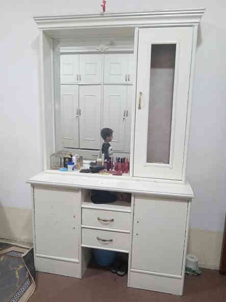 سلام عليكم غرفه نوم للبيع شكل تركي بس هيه خشب صاج مكان كربلاء بل حر ***********
