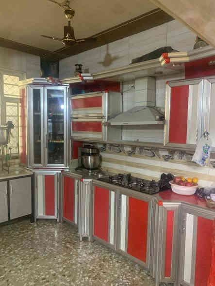 للبيع تخم متسخدم قليل 10 مقاعد مع كاونتر وهاي الطبلة هم للاستفسار الاتصال على الرقم هذا ***********
