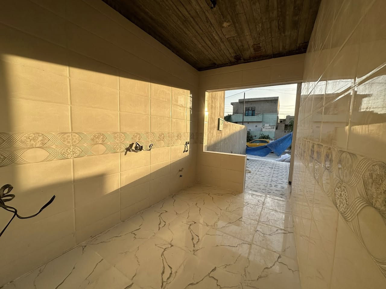 دارين للبيع  طابق واحد درج داخلي وبيتونه مساحة الدار الواحد 150 بناء حديث قيد الانشاء  يحتوي على غرفتين نوم مع بيتونه درج داخلي وطابو ملك صرف موقع مميز على شارع 20 متر عريض وقريب جدا من السايدين التجاري
🔴 الموقع : كركوك - القادسية الثانيه قرب غسل الحجي
🟢 سعر الدار الواحد : 145 مليون 
***********
