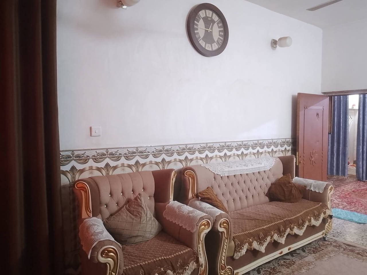 السلام عليكم دار زراعي 150 متر المدائن فلكه سلمان باك شارع المختار تبليط مجاري يحتوي على 3 غرف نوم واستقبال وصاله ومطبخ وصحيات مؤثث أو بدون اثاث حسب الرغبة .السعر 75 .. للتواصل ***********
