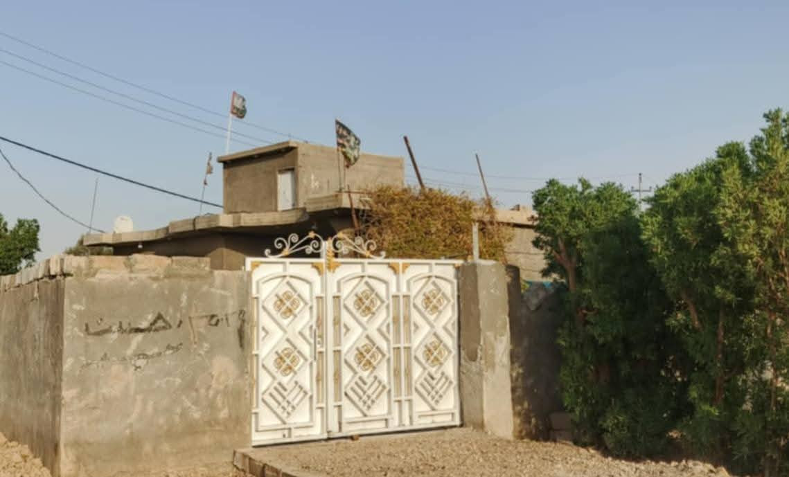 سلام عليكم بيت البيع   في واسط منطقه البسروكيه 
البيت زراعي 
يتكون من 3 اغرف 
استقبال  مطبخ
مساحة البناء180
بيه حديقه داخل البيت 100متر
الشراي يتصل وبيه خير ويدلل 

السعر خااص 
***********
