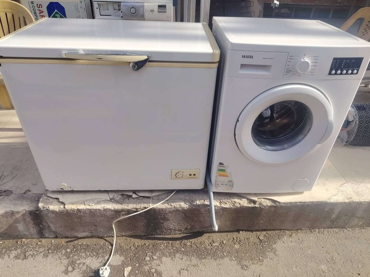 غراض لبيع العنوان سرجنار شارع ابو سناء مجاور فندق برج الحياة رقم موبايل *********** وتساب
