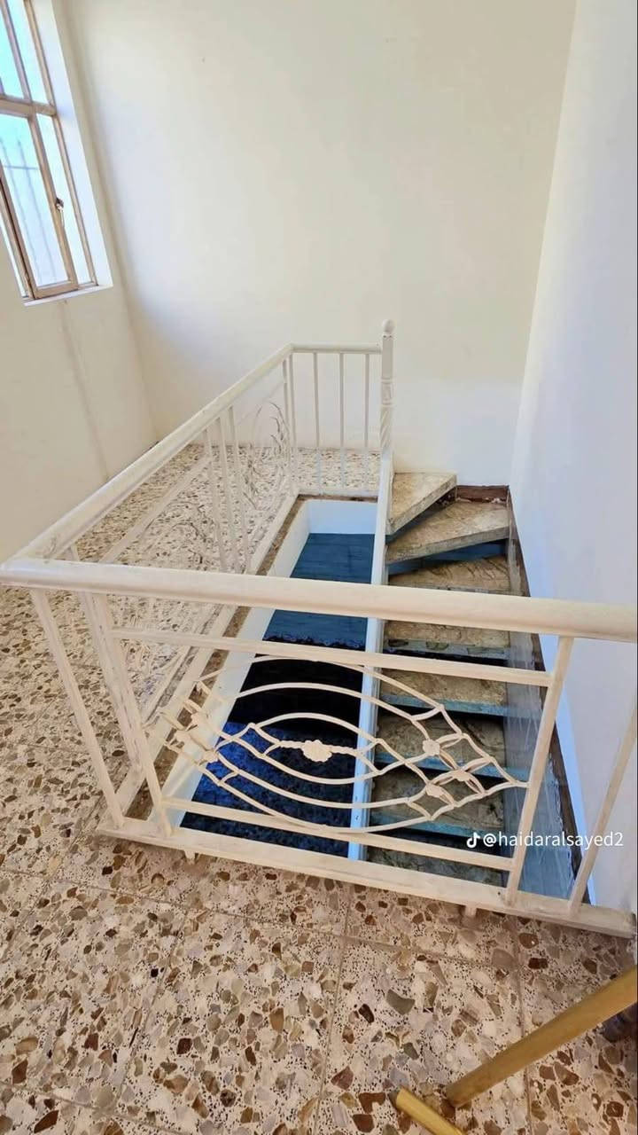 بيت للبيع مساحة 50 متر مدخلين غرفة فوك وغرفة جوه 
بيت بناء حديث 2020 قريب على شارع 25 بغداد الراشدية حي الانتصار للاستفسار والسعر على الرقم ***********
