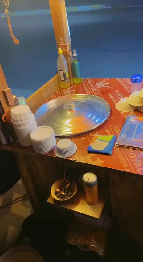 سلام عليكم
عربانة للبيع ترهم لعدة مشاريع
هيكل حديد بالكامل مغلف خشب 
بيها 3 طباخات كبار
وتأسيس كهرباء كامل
بيها 3 فتحات + موجودة الخشبات خاف تسد الفتحات مالتها
العربانة جاهزة من كلشي 
للأستفسار ***********  اتصال او واتساب
