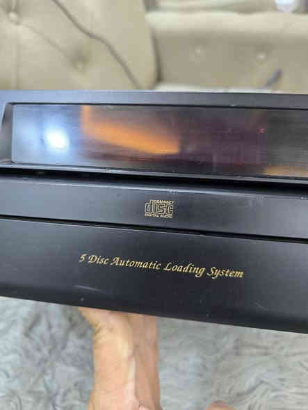 مشغل اقراص سيدي وMp3 مضغوط ياخذ 5 اقراص مع بعض  قطعه. تحفه جميله. استيراد. استراليا. وزن ثقيل قطعه مواصفات حلوه مكاني سماوه ***********
