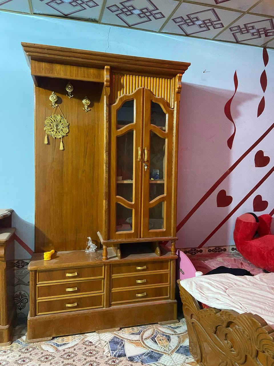 غرفه خشب تفصل احلئ من صور مفصلينه ب3مليون محتاجين ويردون يبعونه بمليون ونص الاستفسار ب*********** مكان البصره قضاء المدينه
