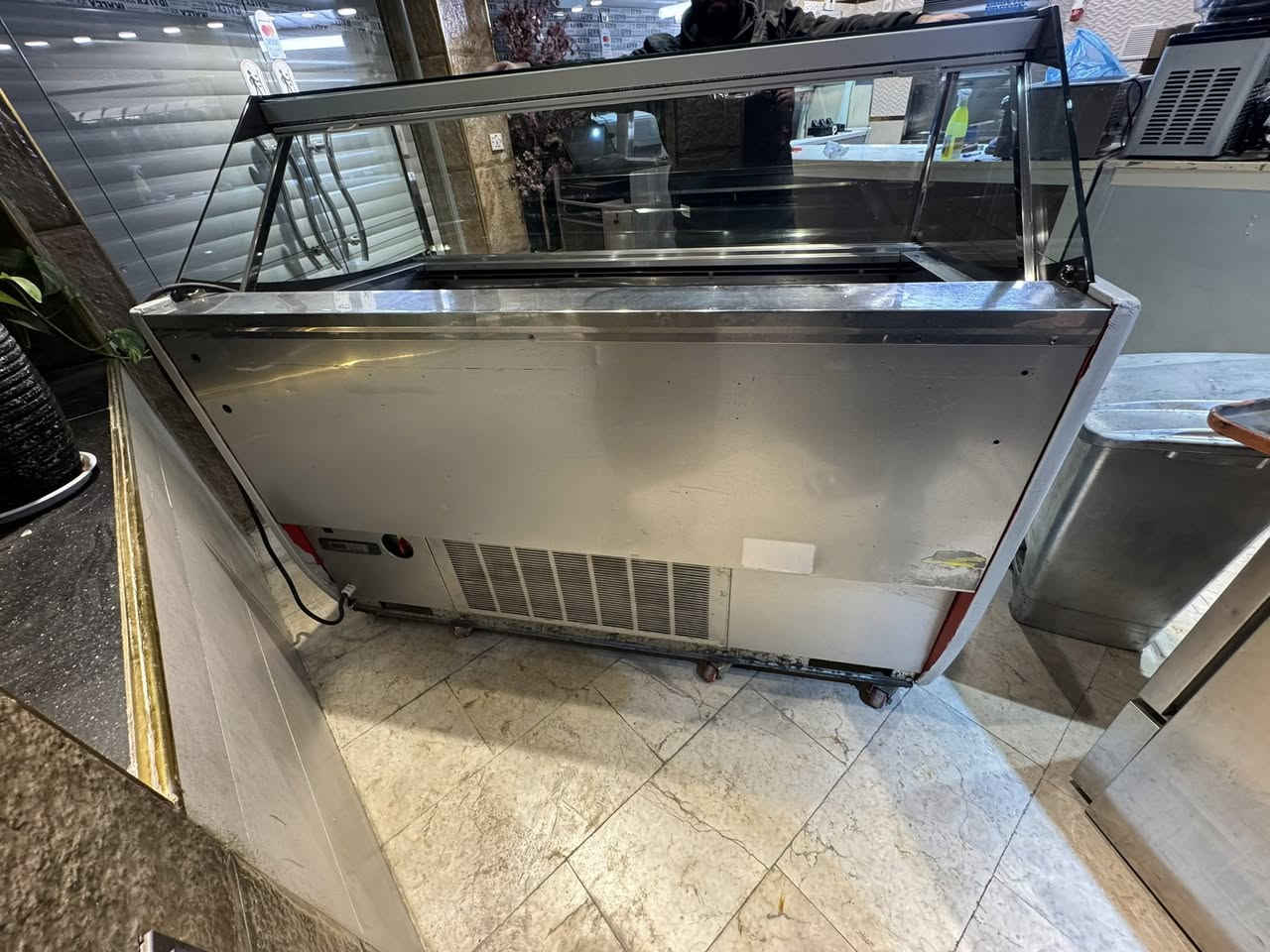 سلام عليكم
عارضه ماركه ORION
ايطالي بلاديه نضيفه جدا 
عدد بلانك 12كبير مكان بغداد ***********
