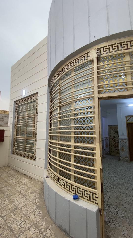 يالله سلام عليكم بيت للبيع 100متر مربع في حي الزهراء مقابيل العلوه بلوجه علشارع الصب واجه 10متر.البيت مرمم ومصبوغ وجهاز من كلشي براني +صاله +غرفه جبيره وغرفه زغيره +مطبخ +منور. صحيات داخل وخارج سيراميك جديده البيت عكاده صطحه شتايكر… 

للتصال…..***********
