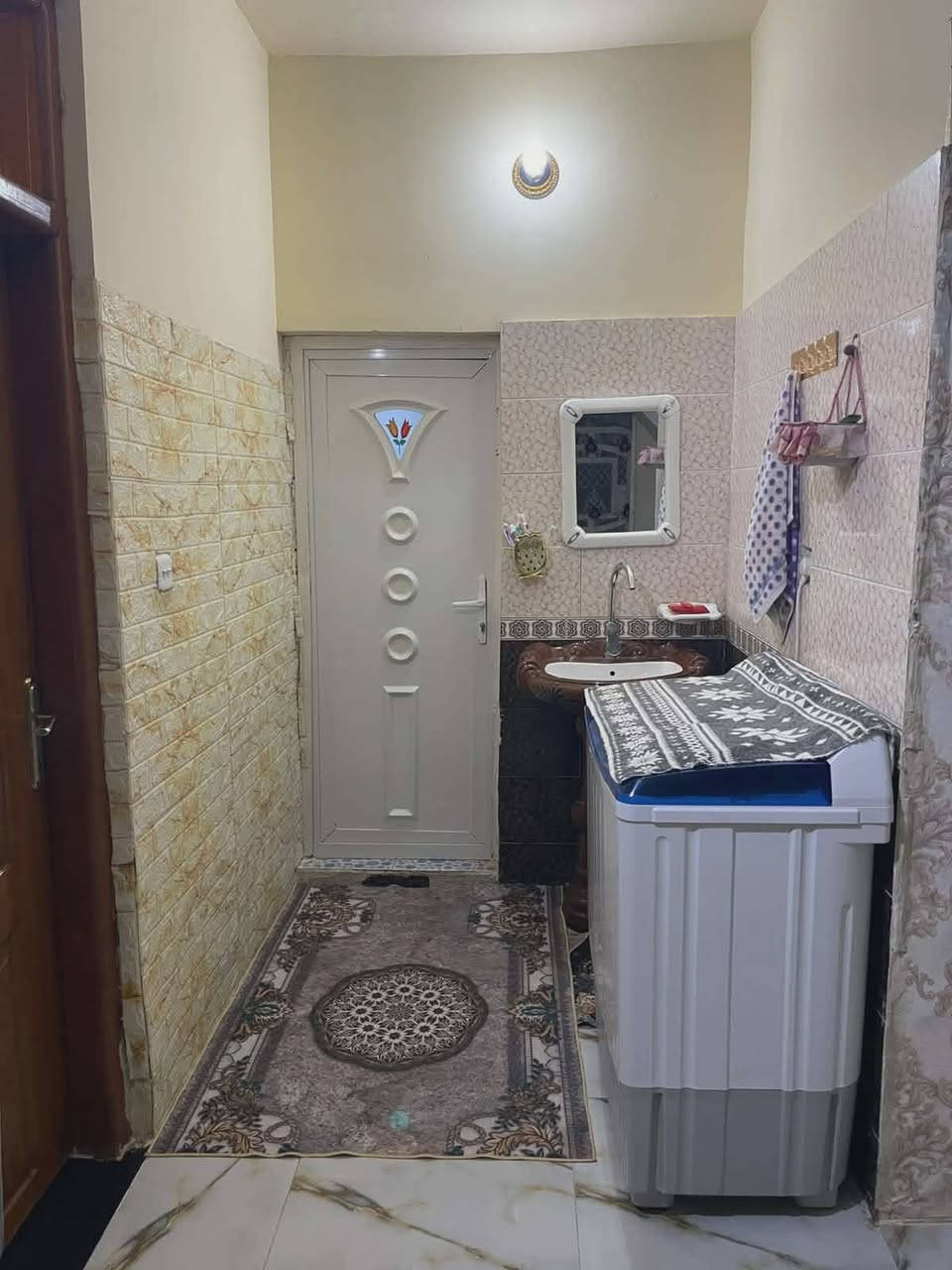 بيت للبيع المساحة٣٠٠
يحتوي ع غرفة عدد٢
وصالة
إستقبال
مطبخ داخلي و خارجي
صحيات عدد٢
هول
گليدور للاستفسار الأتصال ع ألرقم ***********

