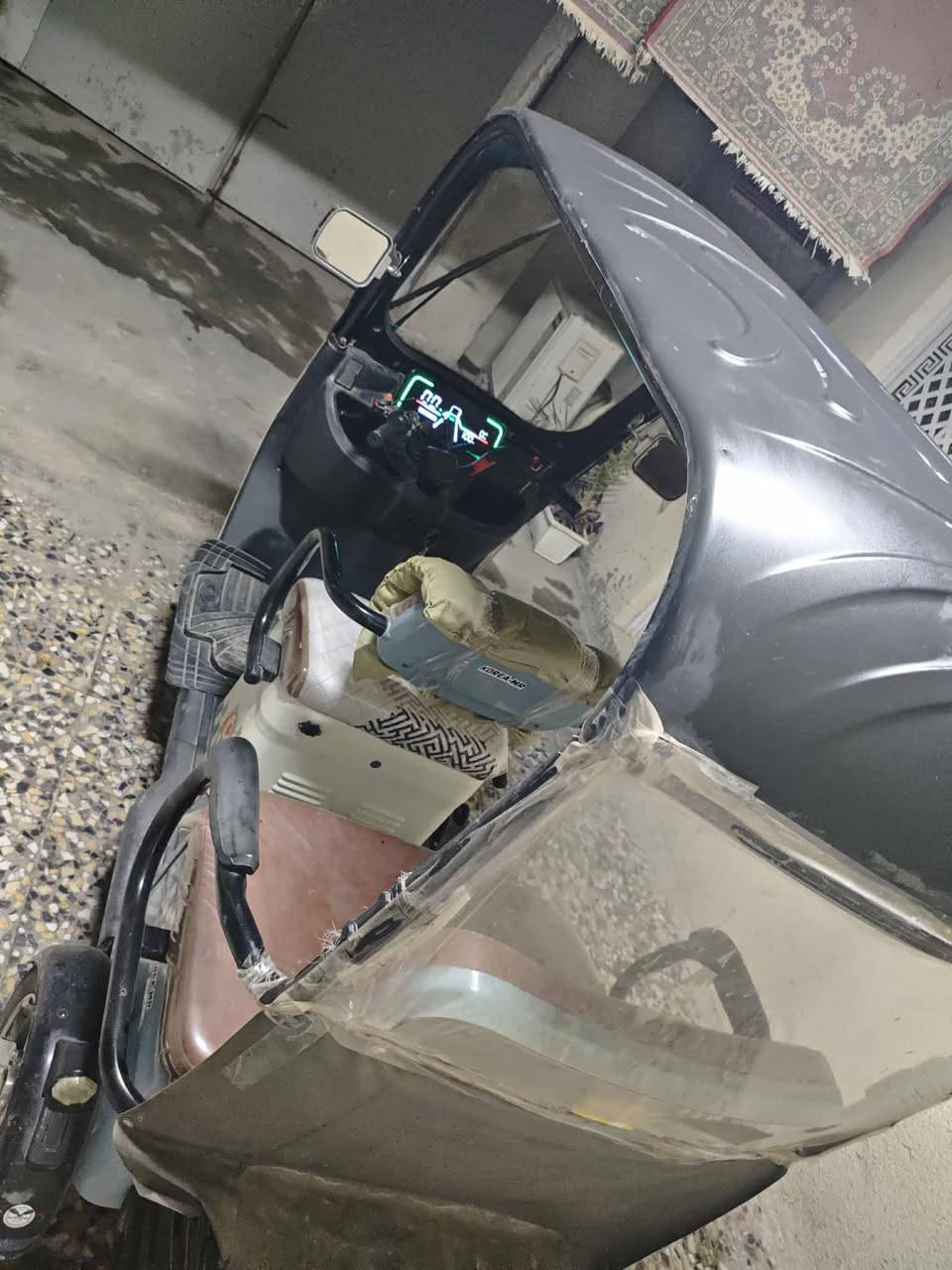 السلام عليكم تكتك شحن للبيع بطارية وشاحنة جدد تخم تايرات جدد السعر مليون و150 وبيهه مجال للطيبين العنوان الزعفرانية الوليد خلف مدرسه المروج 
***********
*********** يوجد واتساب
