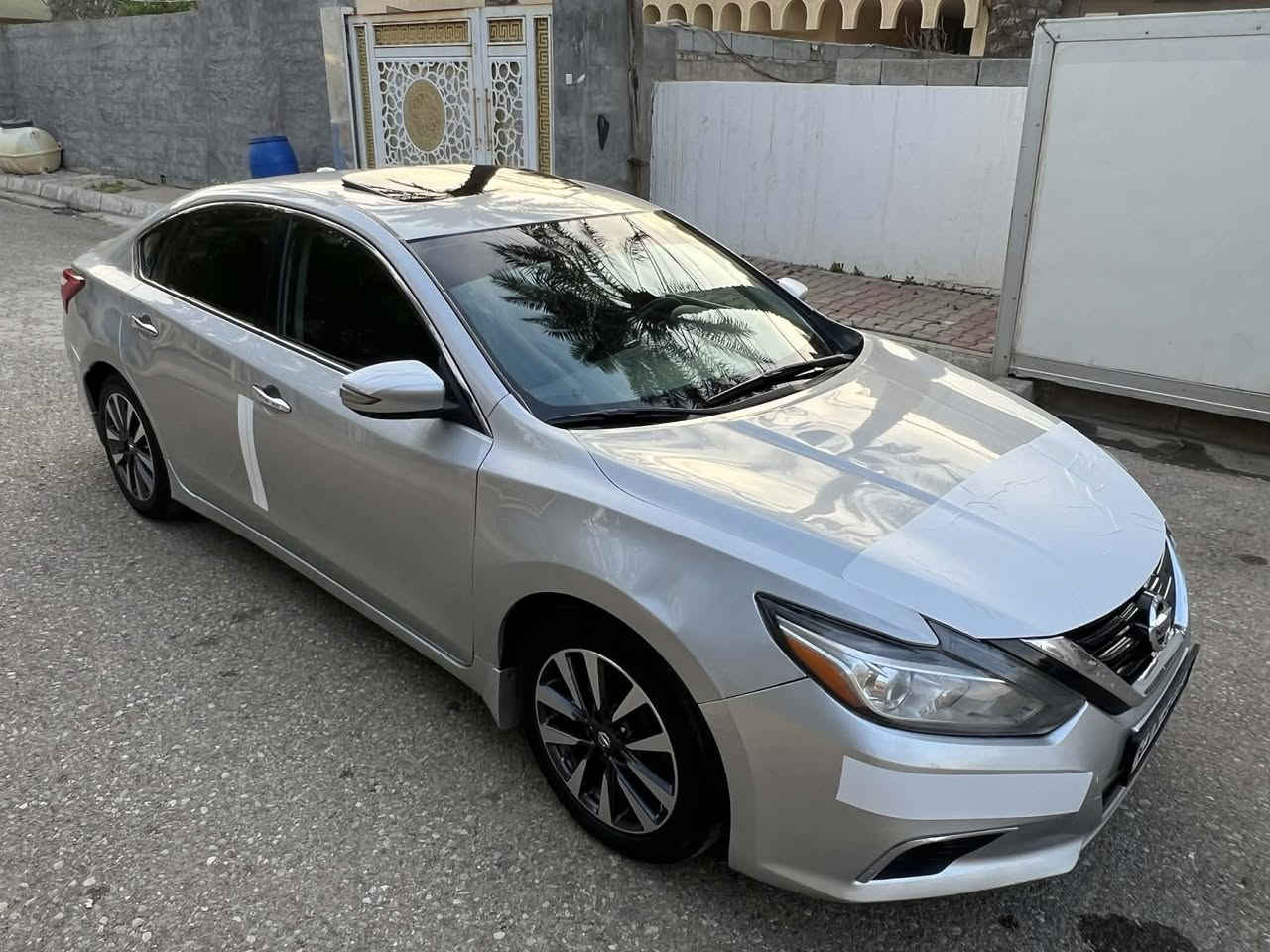 سلام عليكم سيارة للبيع نيسان التيما2017 SV سليمانية  فول مواصفات
سلايت 
تبريد خلفي 
رادار جانبي 
تبريد لمس
تشغيل عن بعد 
بصمة ابواب
كشن كهربائي 
كامره خلفيه
تحكم استيرن 
ويل كب
مانع انزلاق
شاشه بلاديه 
لايت زنون عالي ناصي اصلي
گير جديد 23 براد جديد
محرك وگير بشرط كفاله  تخم تاير جديد وسنويه ماساقطه الى 2028
صور ضرر وسونار مرفق مع صور بدون دواخل 
مكان سياره ديالى المقدادية رقم ***********
سعر 125 وبيهه مجال SV فول
