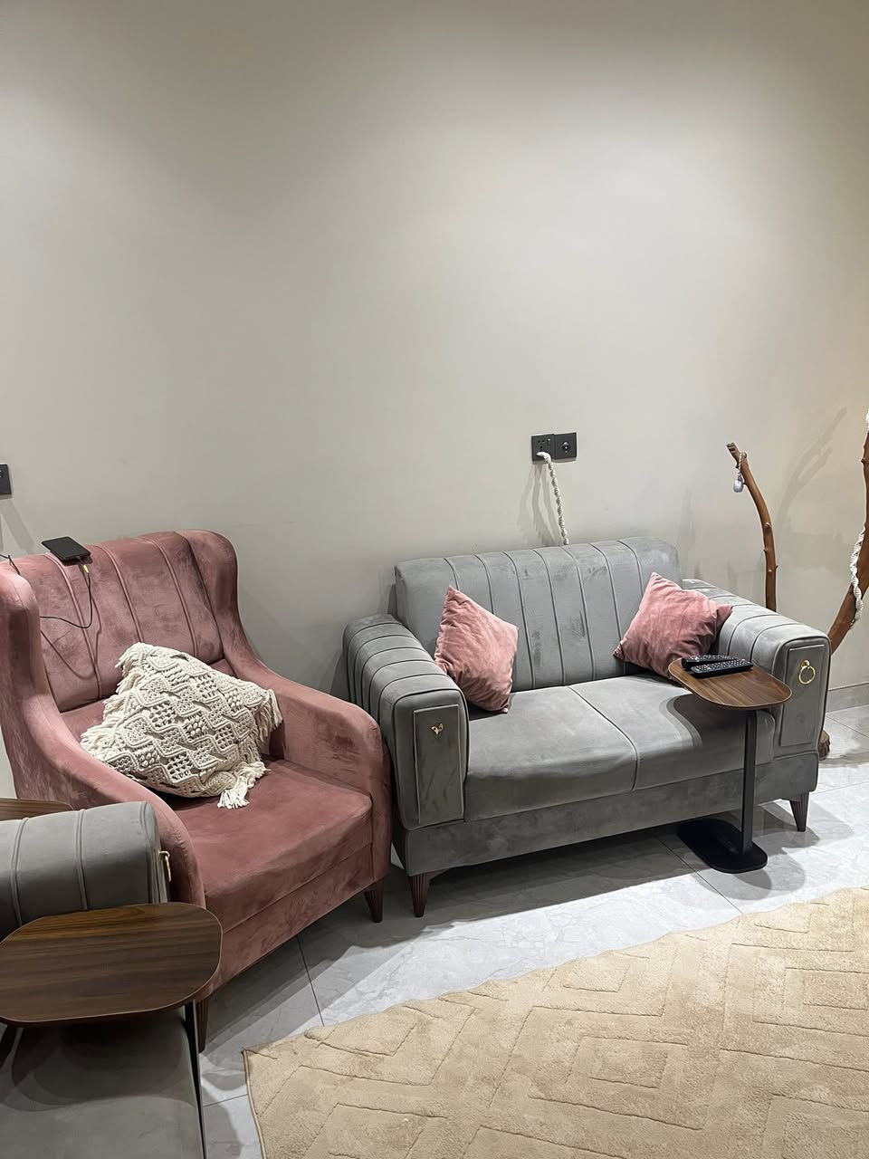 تخم قنفات 10 مقاعد نظيف مع الكوشات الورديه سعر 600  (‭٠٧٨٠ ٠٤٨ ٠٢٦٧‬)
