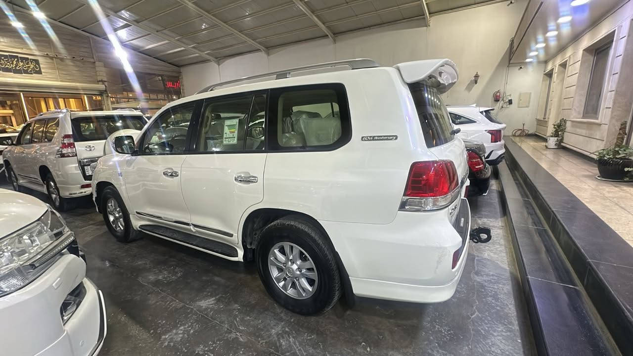 لاندكروز ستينيه موديل 11
مكينه كير كفاله 
بيه جاملق الخلفي قبق البانزين صبغ 
وبيه بكانين بارد 
ماشيه 200 الف 
كشن بقلاوه 
تخم تاير جديد 
السعر 300$ وبيه مجال 
اعتذر عن الامراوس بيع فقط 
مكان شارع فلسطين 
***********
