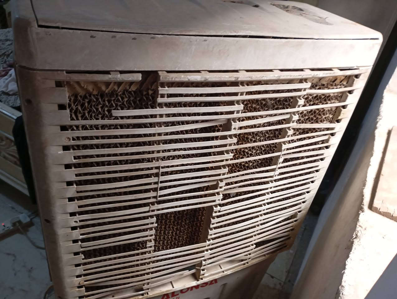 مبردة حجم كبير محتاجة فقط غسل مابيها اي نقص هواها ثلج واتربم شغال...هواها ٣ سرع شغاله مابيها اي نقص بس تعال وشغل ...الماء نظام شلال هواها بارد ثلج ٣ سرع بيها كهرباء تسحب قليل ...سعرها ٩٠ واكو توصيل داخل بغداد ١٠ الاف ...مكاني بغداد حي تراث ***********
