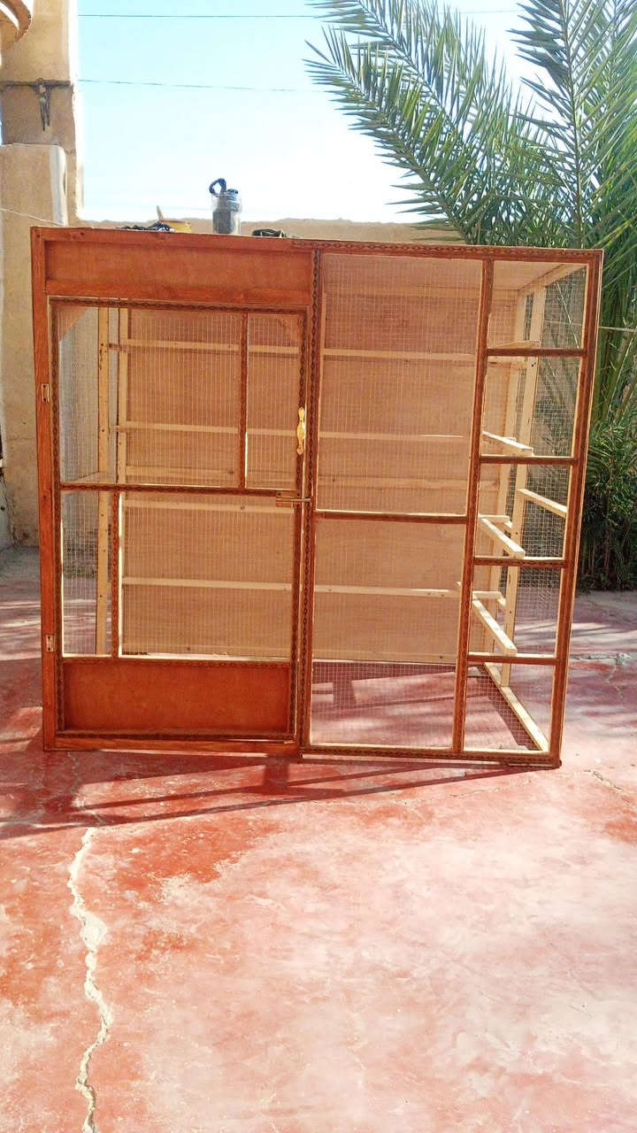 قفص طيور خشب مميز للبيع - بغداد المعامل 🦜
للبيع قفص طيور بتصميم واسع وشغل خشب متين ومزخرف، بحالة ممتازة.
​📏 القياسات:
​الارتفاع: 150 سم
​العرض: 150 سم
​النزال (العمق): 100 سم
​✨ المواصفات:
​هيكل خشبي قوي مع تفاصيل جمالية.
​مساحة كبيرة توفر حرية حركة كاملة.
​مزود بمجاسم داخلية وتقسيمات مريحة.
​شبك متين يحمي الطيور ويوفر تهوية ممتازة.
​💰 السعر: 100 ألف
📍 الموقع: بغداد - المعامل
📞 للتواصل: (***********)
