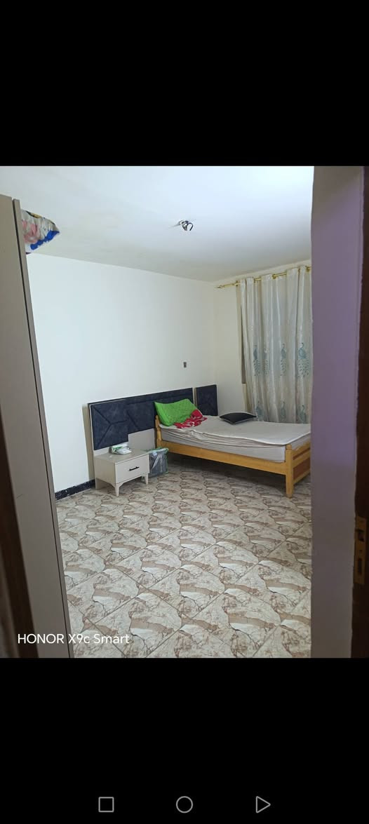 السلام عليكم بيت للبيع مساحة 150متر واجهة 6يحتوي على 4غرفة نوم وصالةومطبخ وخدمات بيت  نظيف سند مستقل موقع ممتاز شهداء البياع خلف جامع الكبيسي الاستفسار على هذا الرقم ***********
