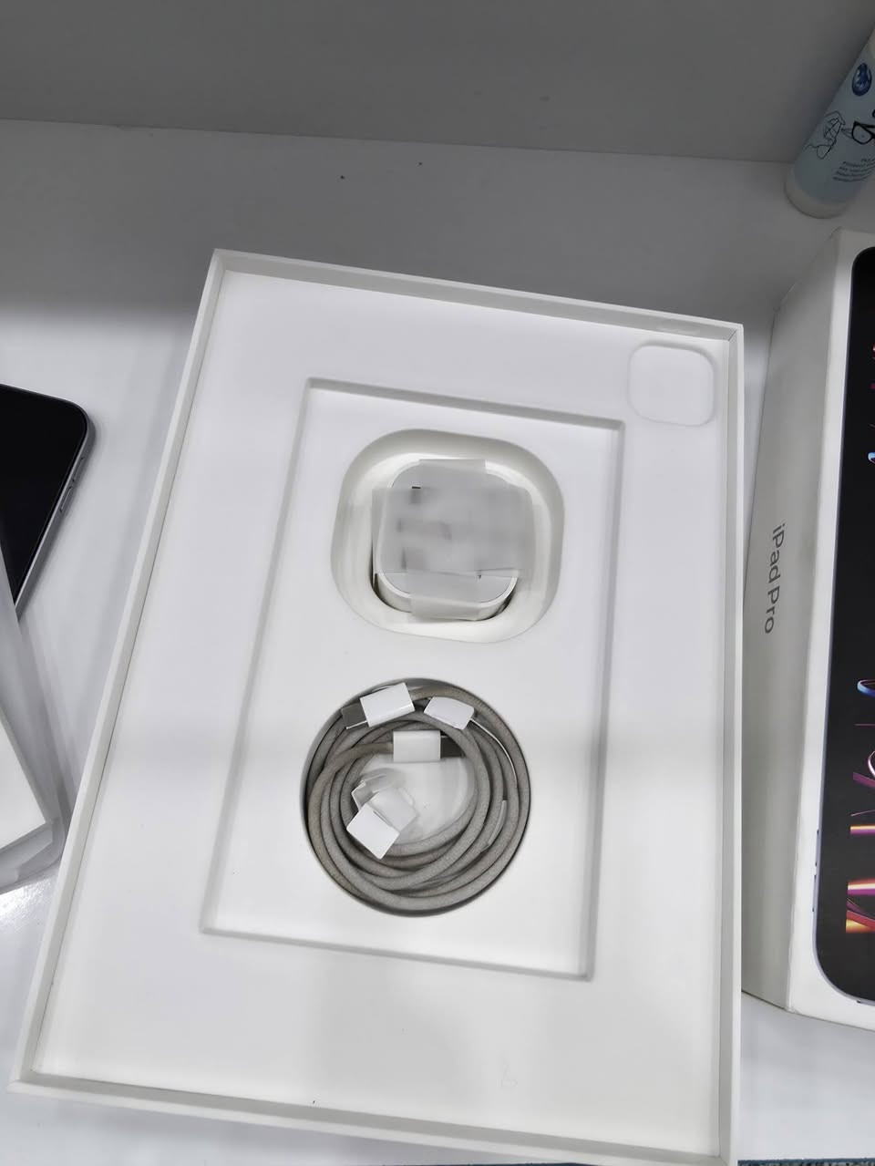 السلام عليكم 
ايباد برو M2 ذاكرة 256
نسبة البطارية 91
نظافته 100% 
غراضه وكارتونه وشاحنته كلهن موجودات
السعر 800 وبي مجال 
***********
وابيع بالقسط على Qi الرافدين للموظفين والمتقاعدين
مكاني ميسان العمارة مغربة مجمع سيد حسين العلاق
