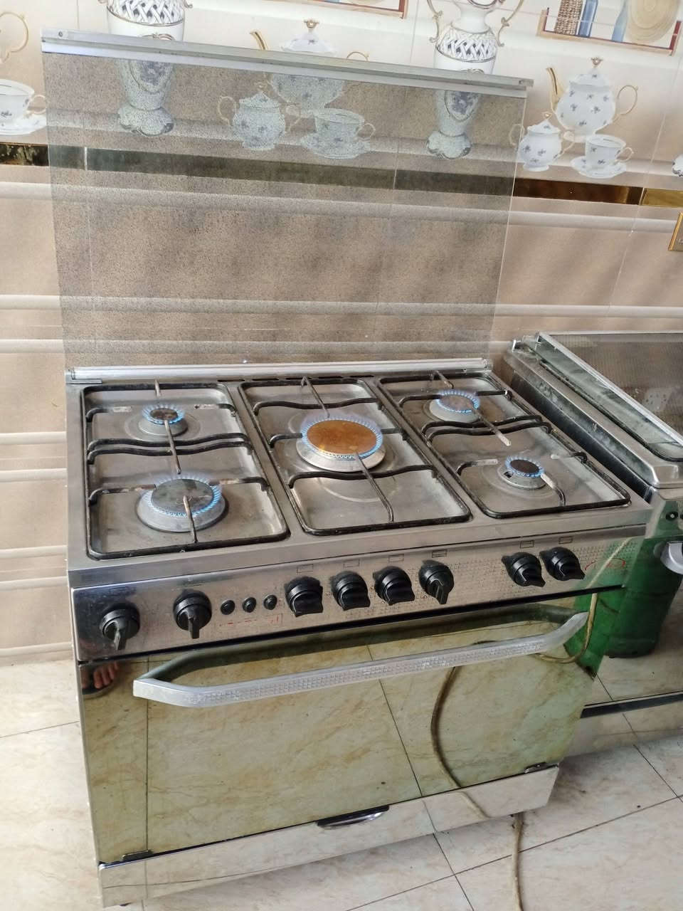 طباخ للبيع نوعيه فرش مصري  شرط الشغل سعر 200 متوفر توصيل مكانه بصره للتواصل ع الرقم ***********
