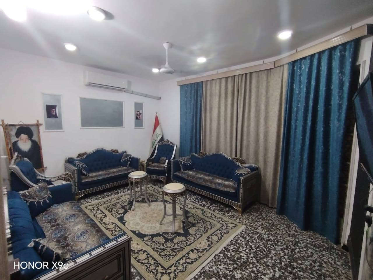 السلام عليكم بيت في الشعب منطقة حي المهندسين الزراعي
 مقابيل سيطرة الشعب القديمة . .البناء ٢٠٢١ قاطين البيت جاهز من كلشي مع الأثاث كامل. يحتوي ٣غرف نوم واستقبال و ٣حمامات على شارع ٢٠ مقابيل السدة ركن 10×10.. خدمات كاملة كهرباء تبليط َمجاري للأستفسار أكثر *********** .
