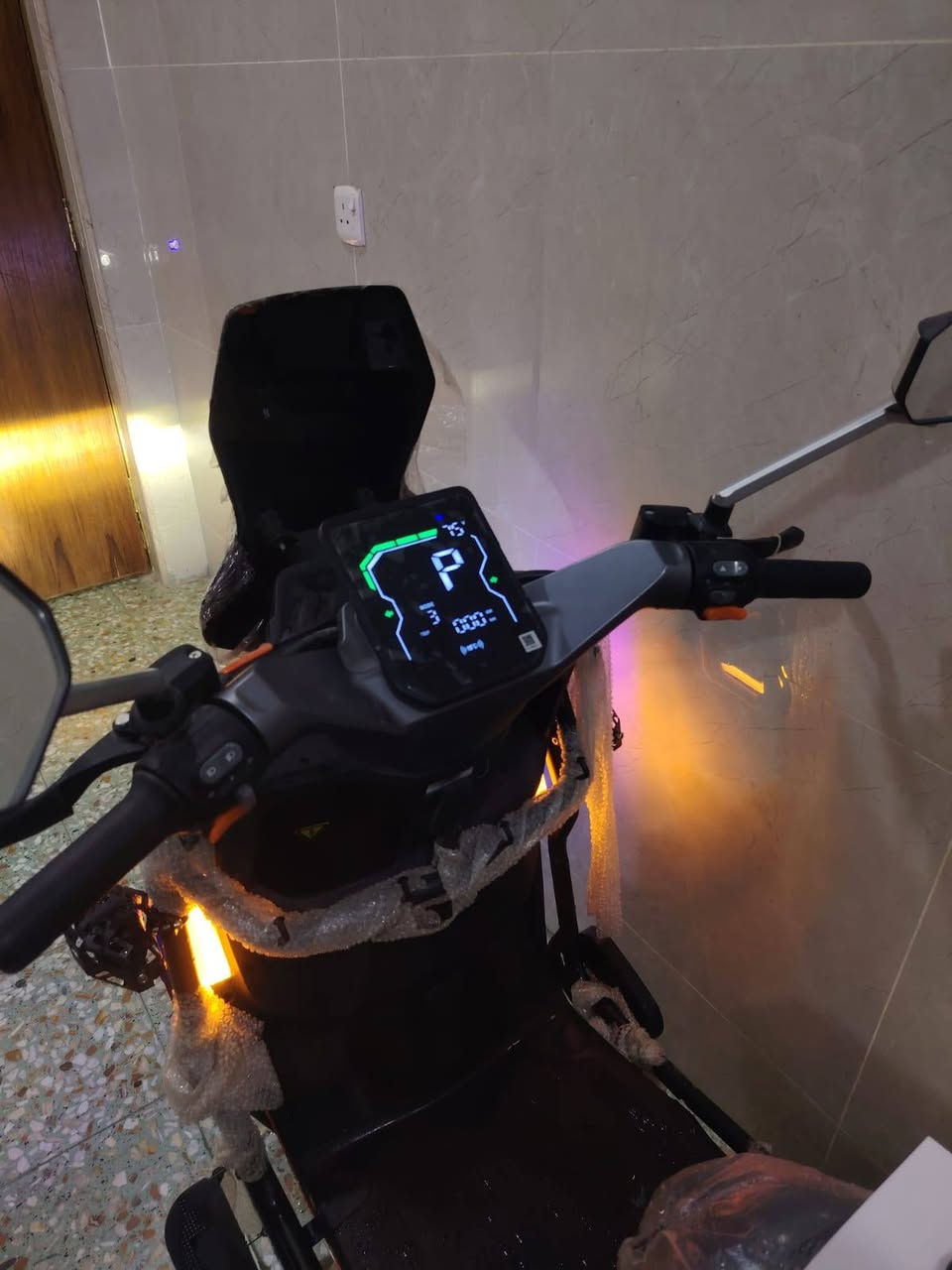 سلام عليكم ورحمة الله .
دراجه صاعقه مويدل 26. استعمال اقل اسبوع مكفول من الشخط 
6 بطاريات مسطره كرافين .
نظام تشغيل بصمه +كرت +سويج .
نظام 3 سرع .
سرعه 99. نظام رجوع لخلف R..
نظام P. بلوتوث صوت عالي .
السعر 1100.
مكاني ابو غريب مجاور مجمع بدور بغداد السكني .
***********
*********** متوفر واتساب
