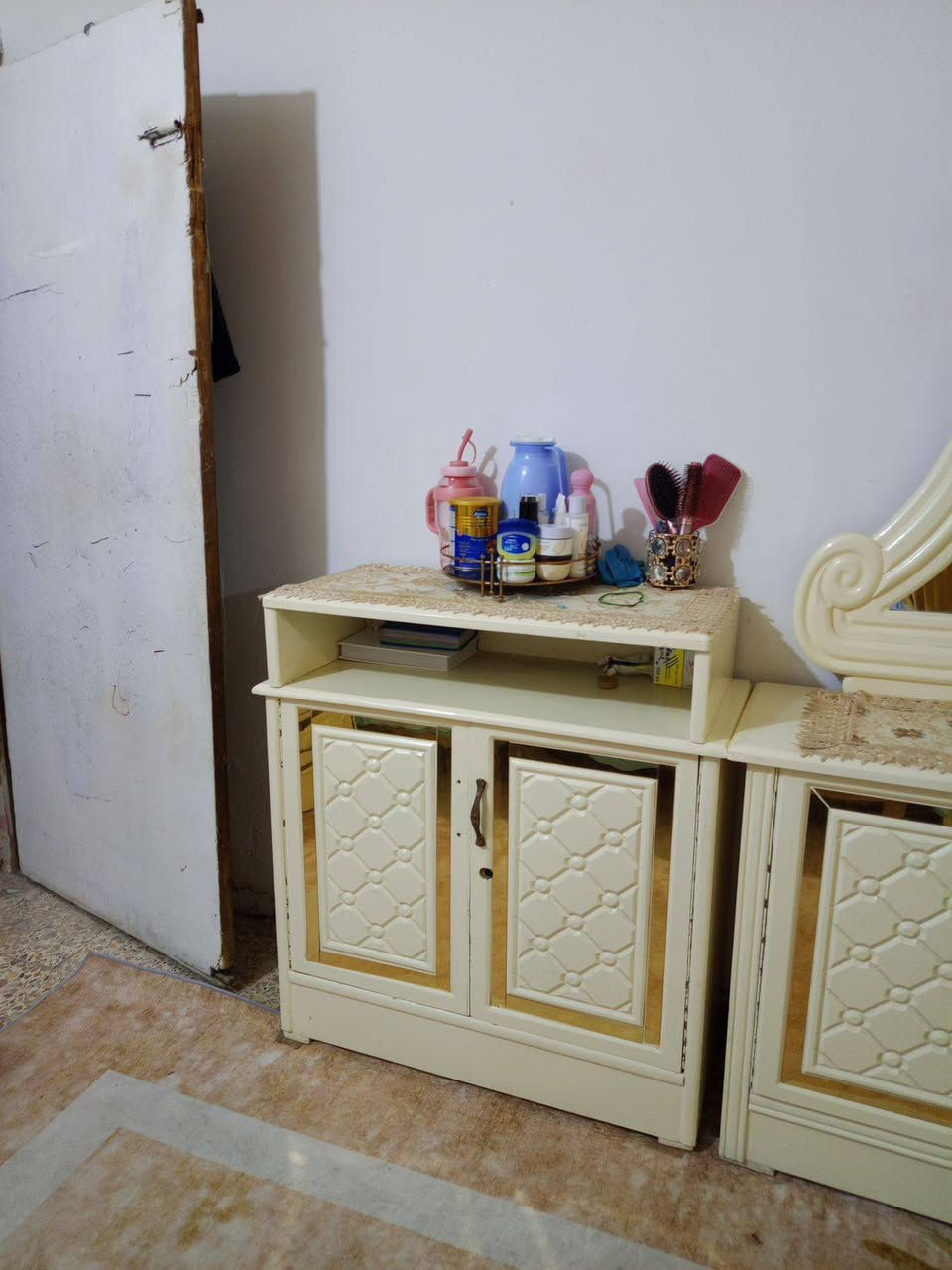 سلام عليكم غرفه البيع ستخدام سنتين ونص نضيفه كلش وضخمه وثقيله وتفصال مو سوكيه لعلوان بغداد بوب لشام قرب محطه لغاز لسعر خاص ستفسار ***********
