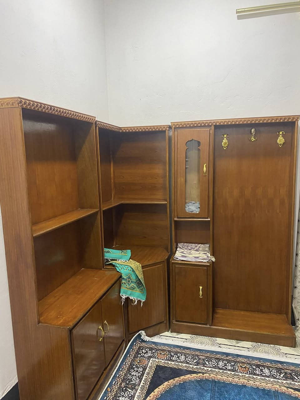 غرفة أ خشاب للبيع خشب عراقي  السعر 700وبيه مجال المكان الكرابله ***********
